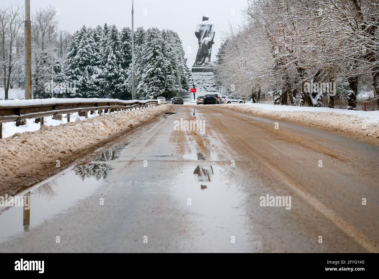 Monumento a V.I.Ulyanov (Lenin) in una giornata invernale all'ingresso del canale di Mosca dal mare di Mosca, alla periferia della città di Dubna (Mosca Foto Stock
