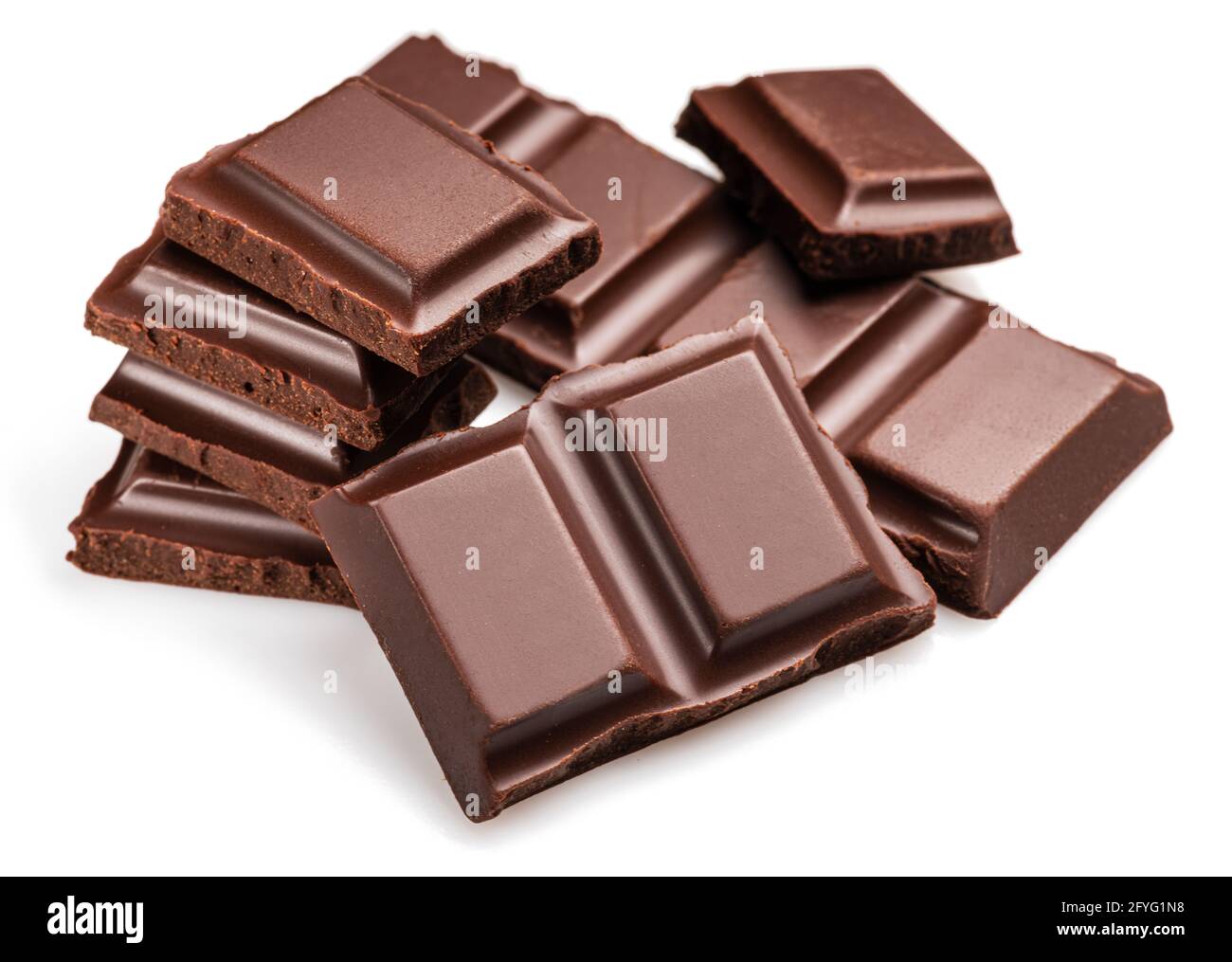 Pezzi di barretta di cioccolato fondente isolati su sfondo bianco. Il cibo dolce è fatto di cacao e zucchero. Foto Stock