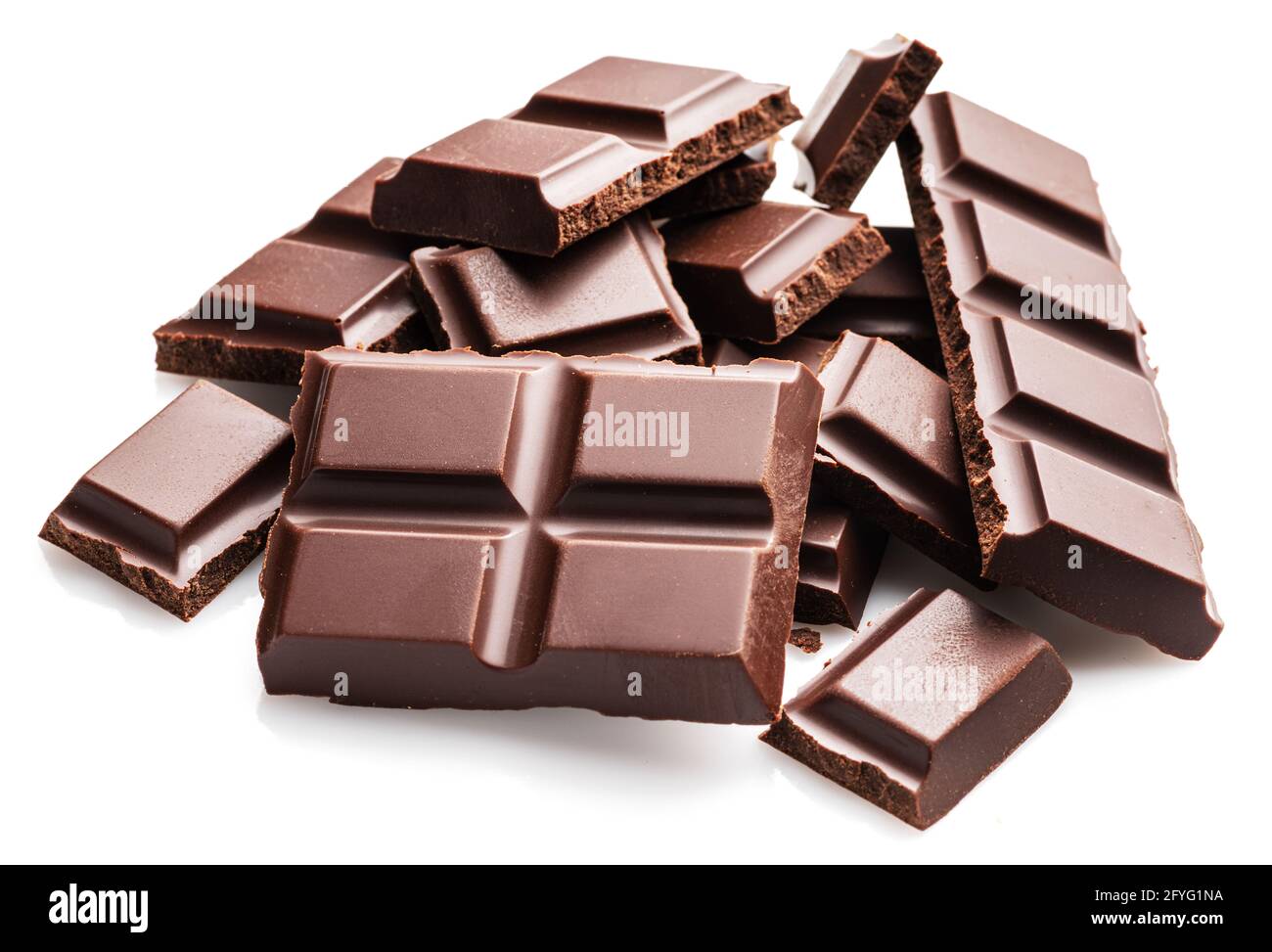 Pezzi di barretta di cioccolato fondente isolati su sfondo bianco. Il cibo dolce è fatto di cacao e zucchero. Foto Stock