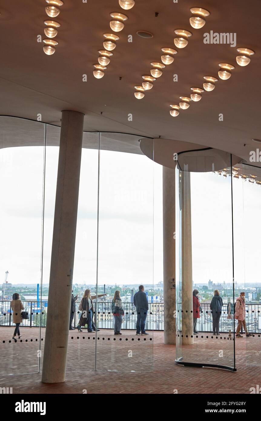 Amburgo, Germania. 28 maggio 2021. I visitatori camminano dietro le porte di vetro di Elbphilharmonie Plaza. L'Elbphilharmonie Plaza è stato riaperto dopo una pausa a causa della corona. Credit: Georg Wendt/dpa/Alamy Live News Foto Stock