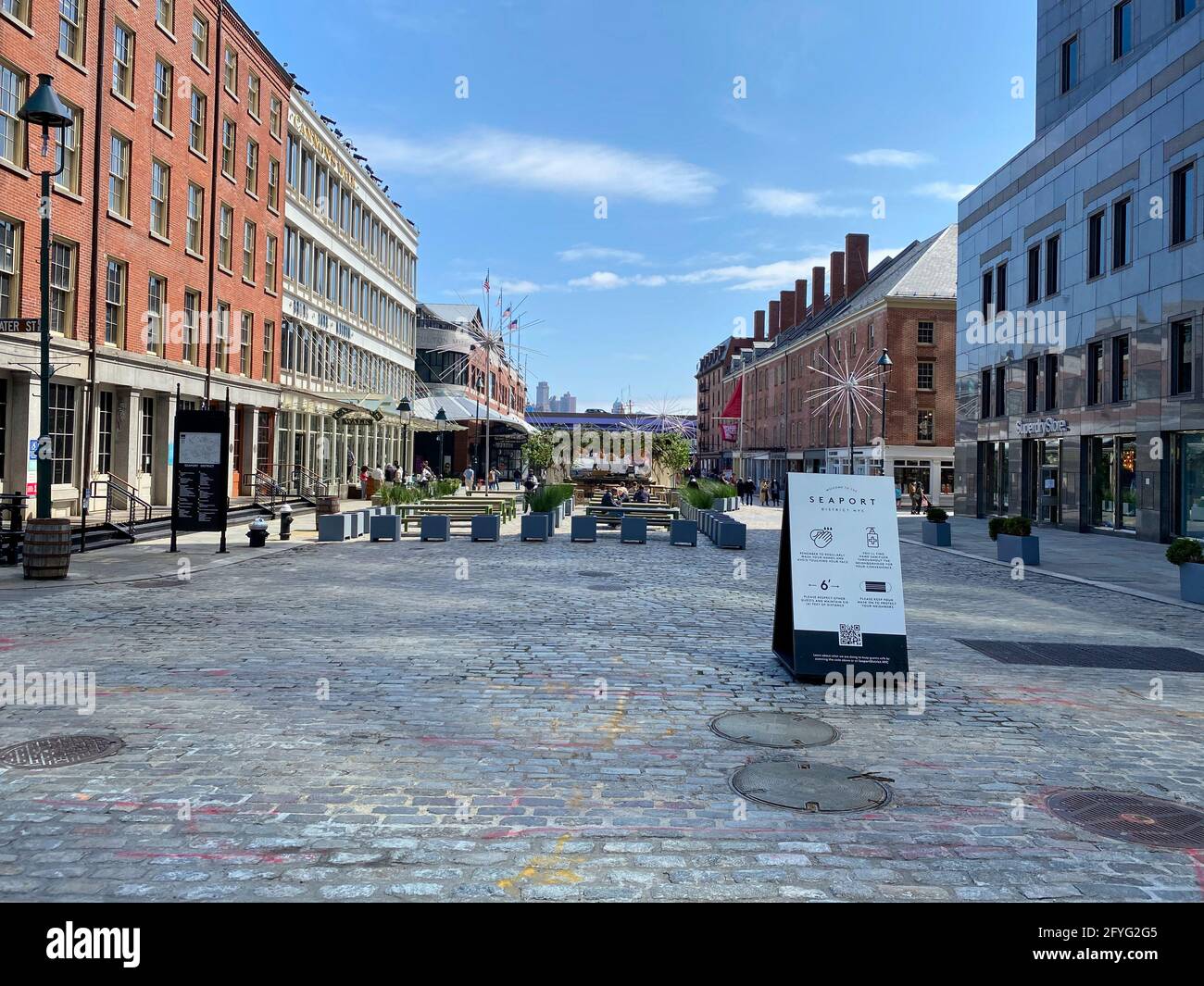 New York, NY, Stati Uniti - 28 maggio 2021: Lungomare South Street Seaport a Lower Manhattan Foto Stock