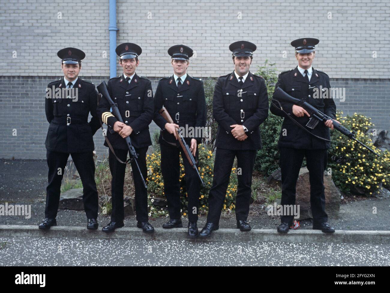 BELFAST, REGNO UNITO - SETTEMBRE 1978 - RUC, Royal Ulster Constabulary, poliziotti prima di uscire sulla pattuglia durante le difficoltà, Irlanda del Nord, anni 70 Foto Stock