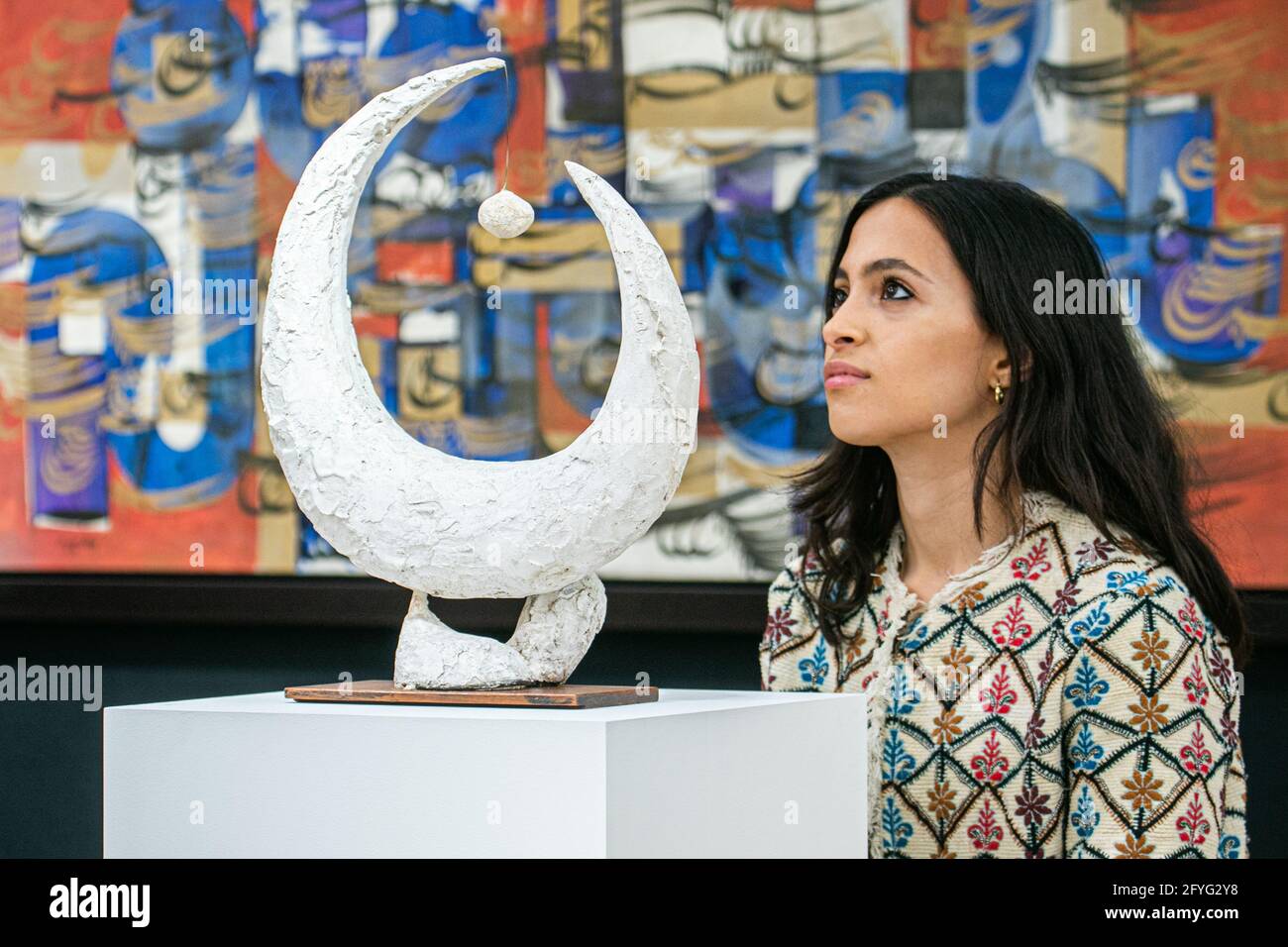 NEW BOND STREET LONDRA 28 MAGGIO 2021. JEWAD SELIM (Iraq, 1919-1961), maternità. Preventivo: £40,000 - 60,000.The photo call for Bonhams's Modern e Contemporary Middle Eastern Art sale, Lost era del modernismo iracheno. Credit: amer Ghazzal/Alamy Live News Foto Stock