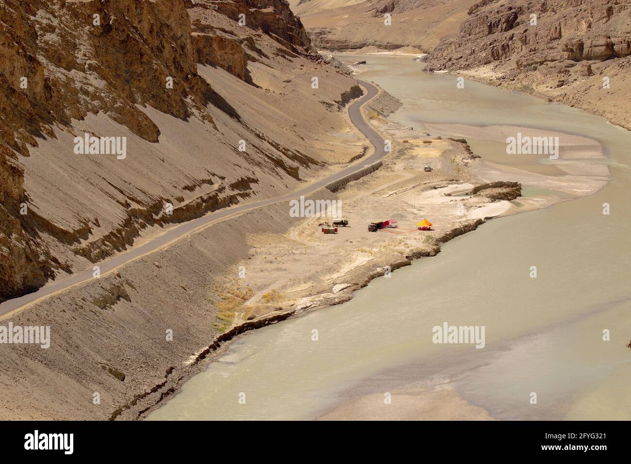 Fiume Indus che scorre attraverso rocce di Ladakh, territorio sindacale, Ladakh, India Foto Stock