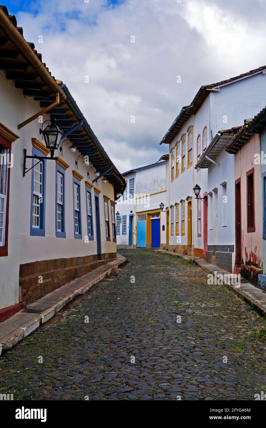 Strada tipica nella città storica di Sao Joao del Rei, conosciuta come via delle case storte (a Rua das Casas Tortas) Foto Stock