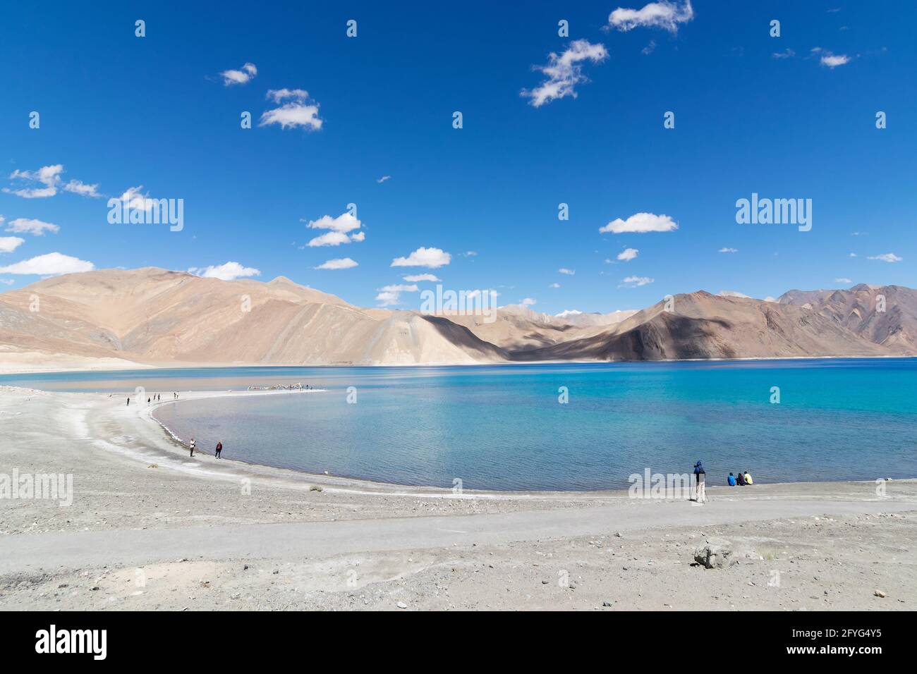 Montagne e Pangong Tso (lago). E 'enorme lago nel territorio unito di Ladakh, India, al confine India Cina si estende Tibet. Foto Stock