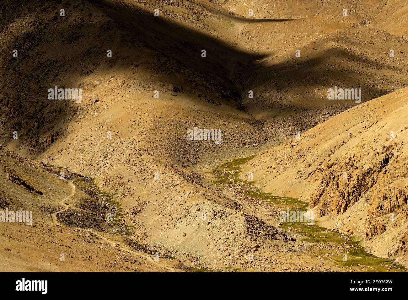 Vista aerea del paesaggio ladakh, gioco di luce e ombra sulle montagne dell'Himalaya, ladakh - territorio sindacale dell'India Foto Stock
