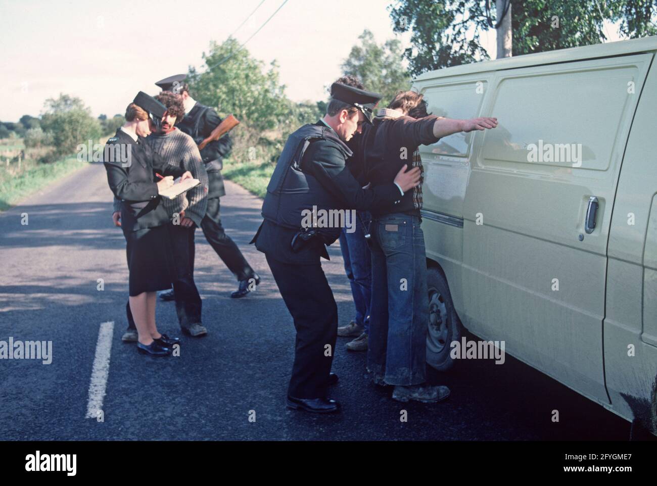 CONTEA DI TYRONE, REGNO UNITO - SETTEMBRE 1980. RUC, Royal Ulster Constabulary, polizia in auto stop e la ricerca durante le difficoltà, Irlanda del Nord, anni '80 Foto Stock