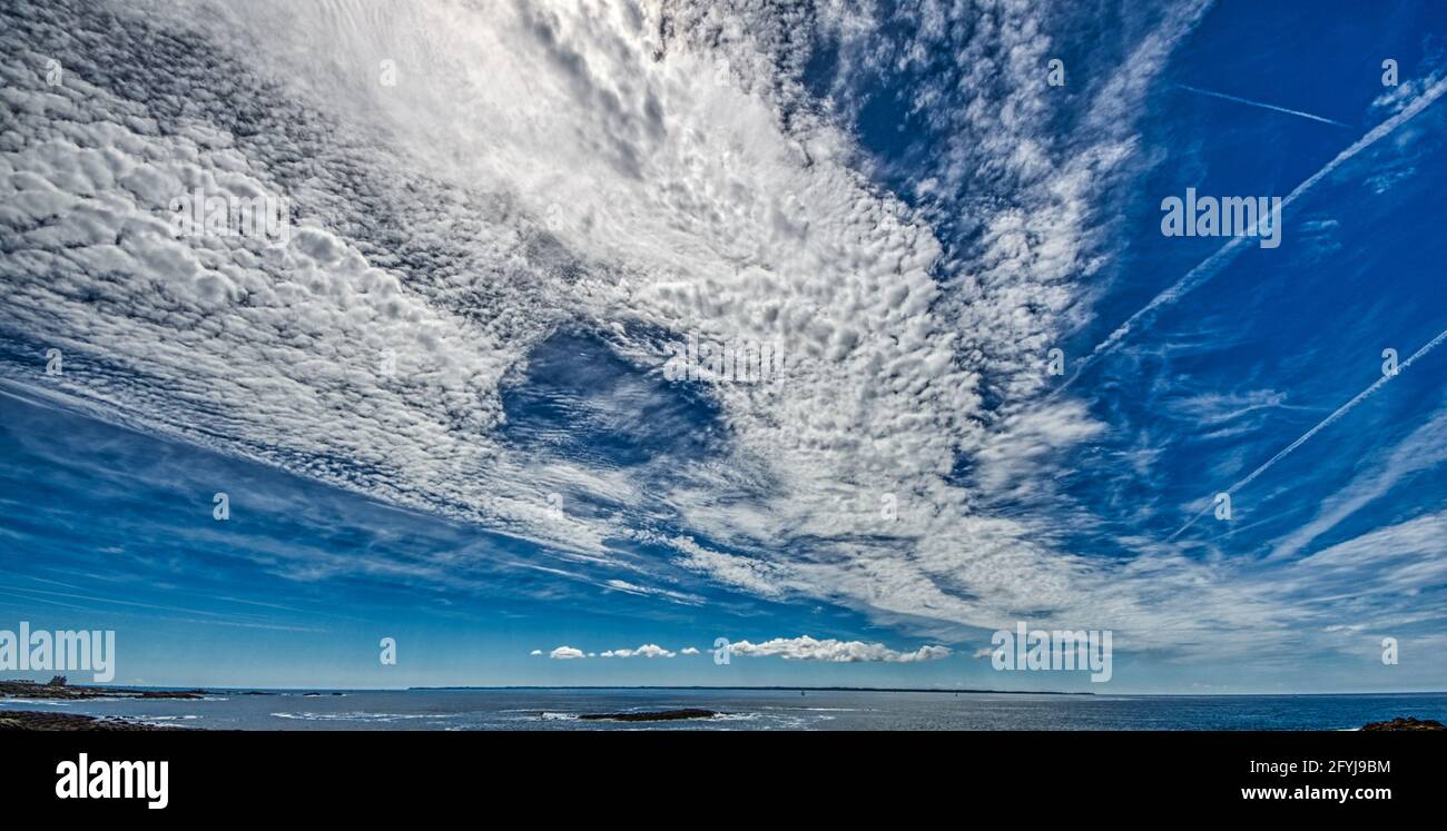 Bizzarre nuvole nel cielo della Cote Sauvage nella penisola di Quiberon, regione Morbihan in Bretagna, Francia. Immagine HDR Foto Stock