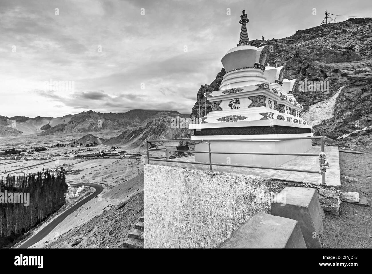 Monastero di Thiksay con vista sui monti dell'Himalaya e cielo blu con nuvole bianche sullo sfondo, Ladakh, Jammu e Kashmir, India. Immagine in bianco e nero Foto Stock