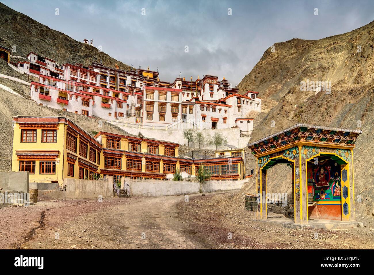 Monastero di Rizong con vista sui montians dell'Himalaya - è un famoso tempio buddista in, Leh, Ladakh, Jammu e Kashmir, India. Foto Stock