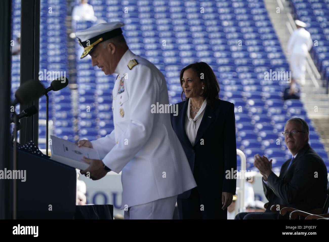 Il Vice Presidente degli Stati Uniti Kamala Harris è stato introdotto dal Vice Ammiraglio Sean S. Buck, il 63° sovrintendente della US Naval Academy, prima di consegnare il discorso di apertura per la United States Naval Academy Class of 2021, cerimonia di laurea e commissioning tenutasi al Navy-Marine Corps Memorial Stadium di Annapolis, Maryland venerdì 28 maggio 2021. Credit: Alex Edelman / Pool/Sipa USA Foto Stock