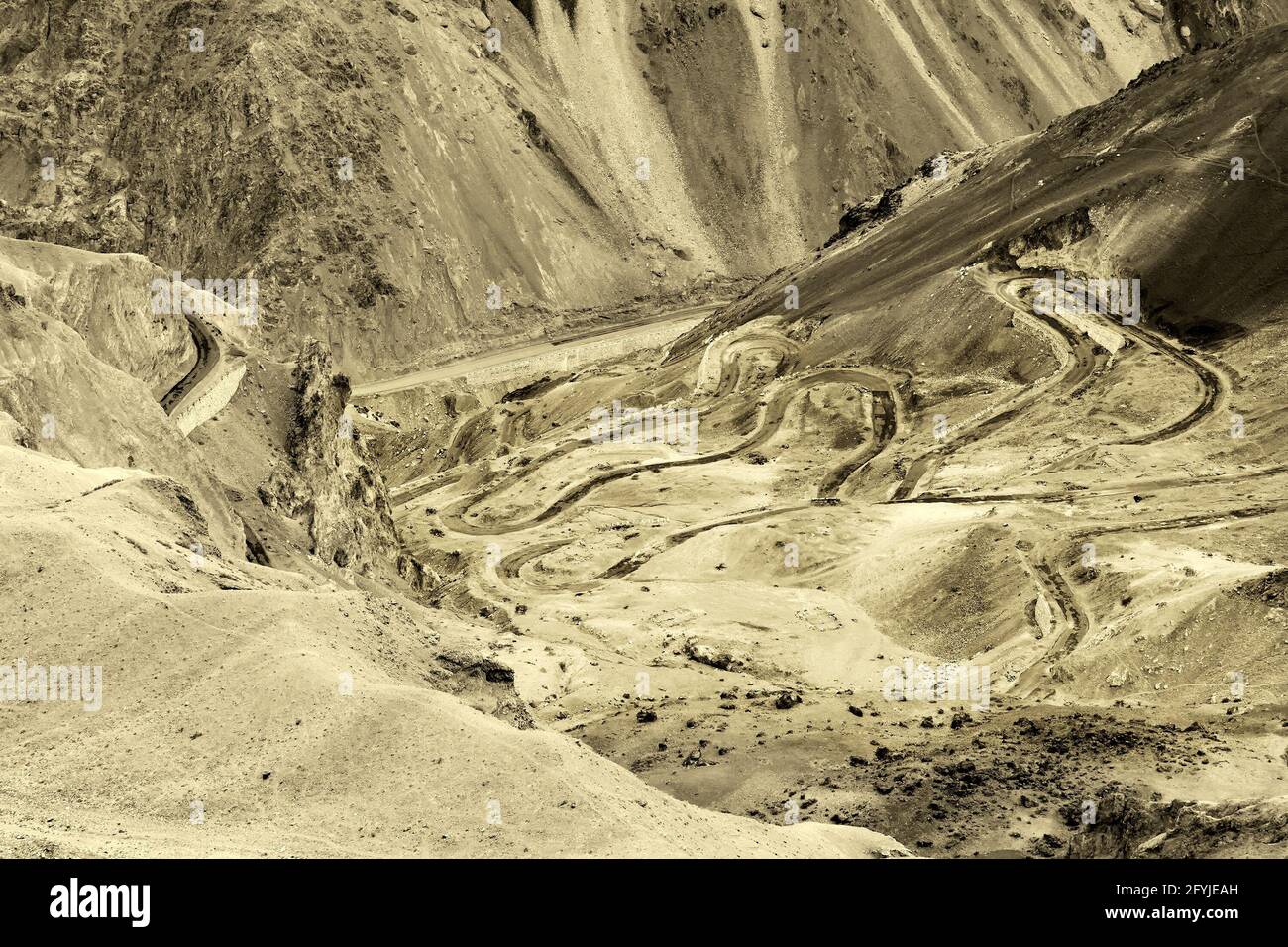 Veduta aerea della strada di zigzag - conosciuta come strada di jilabi al vecchio percorso di Leh Srinagar Highway, Ladakh, Jammu e Kashmir, India. Immagine seppia colorata. Foto Stock
