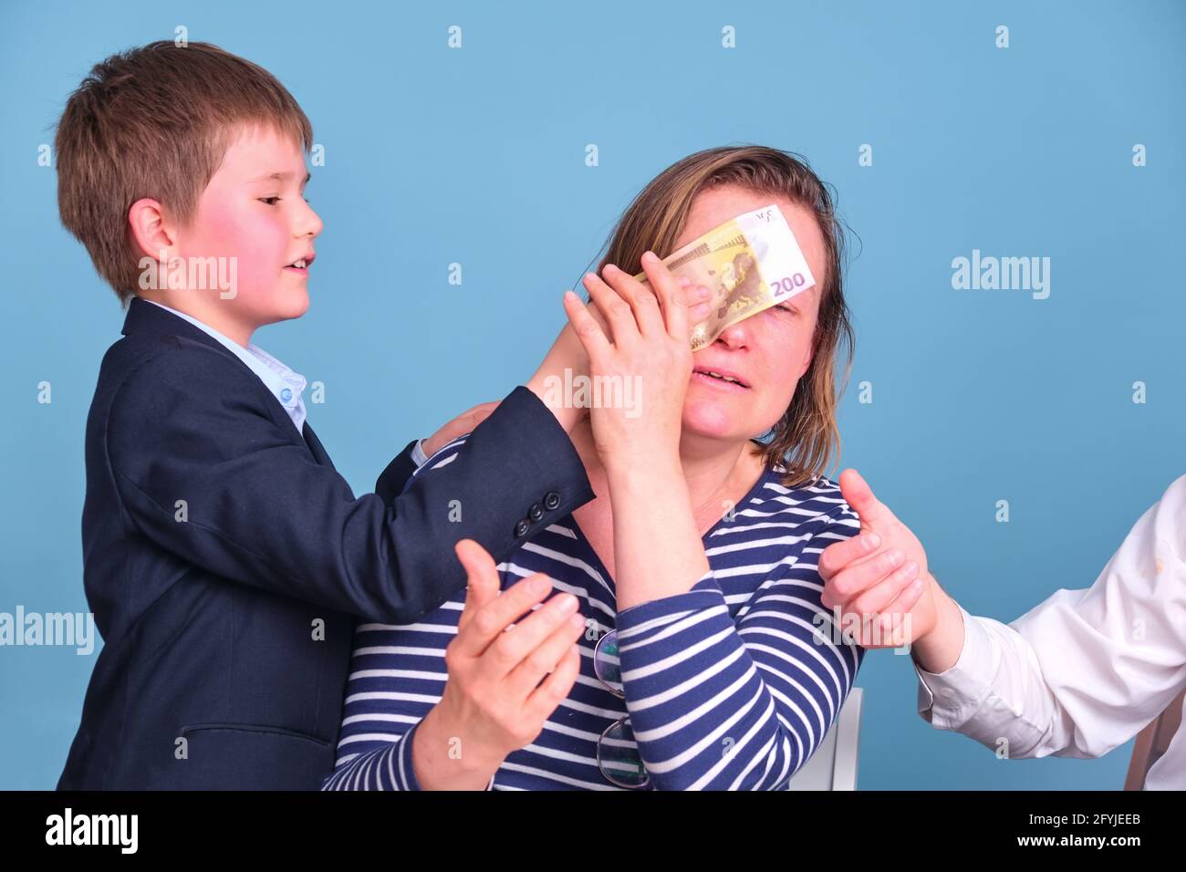 Il ragazzo strappa le lacrime di madre piangente con una banconota da 200  euro Foto stock - Alamy