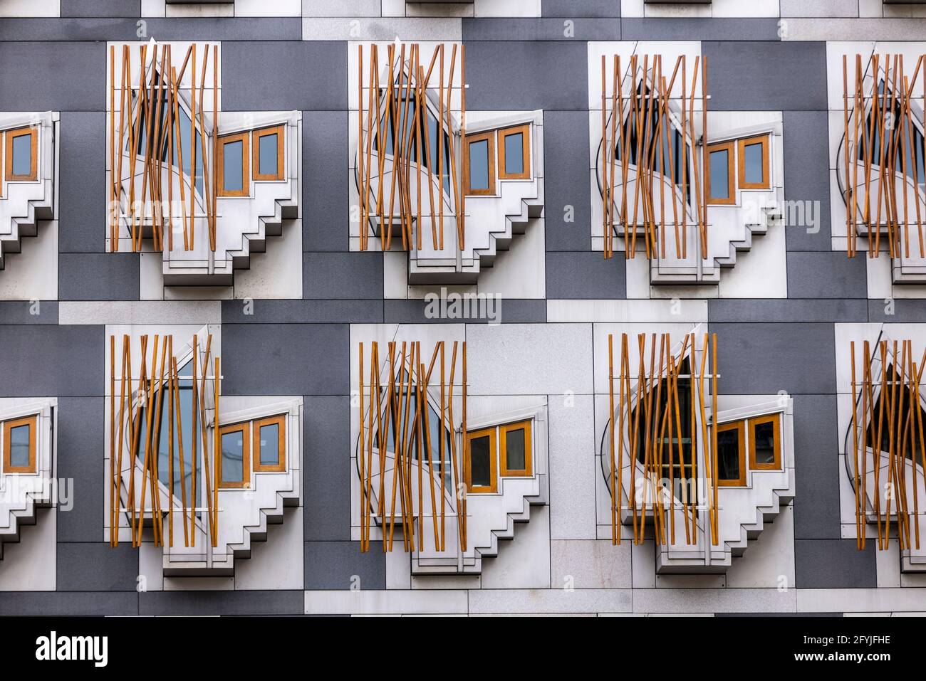 Una fotografia del blocco dei deputati del Parlamento scozzese. Ci sono finestre geometriche chiamate baccelli di pensiero o baccelli di contemplazione in file Foto Stock