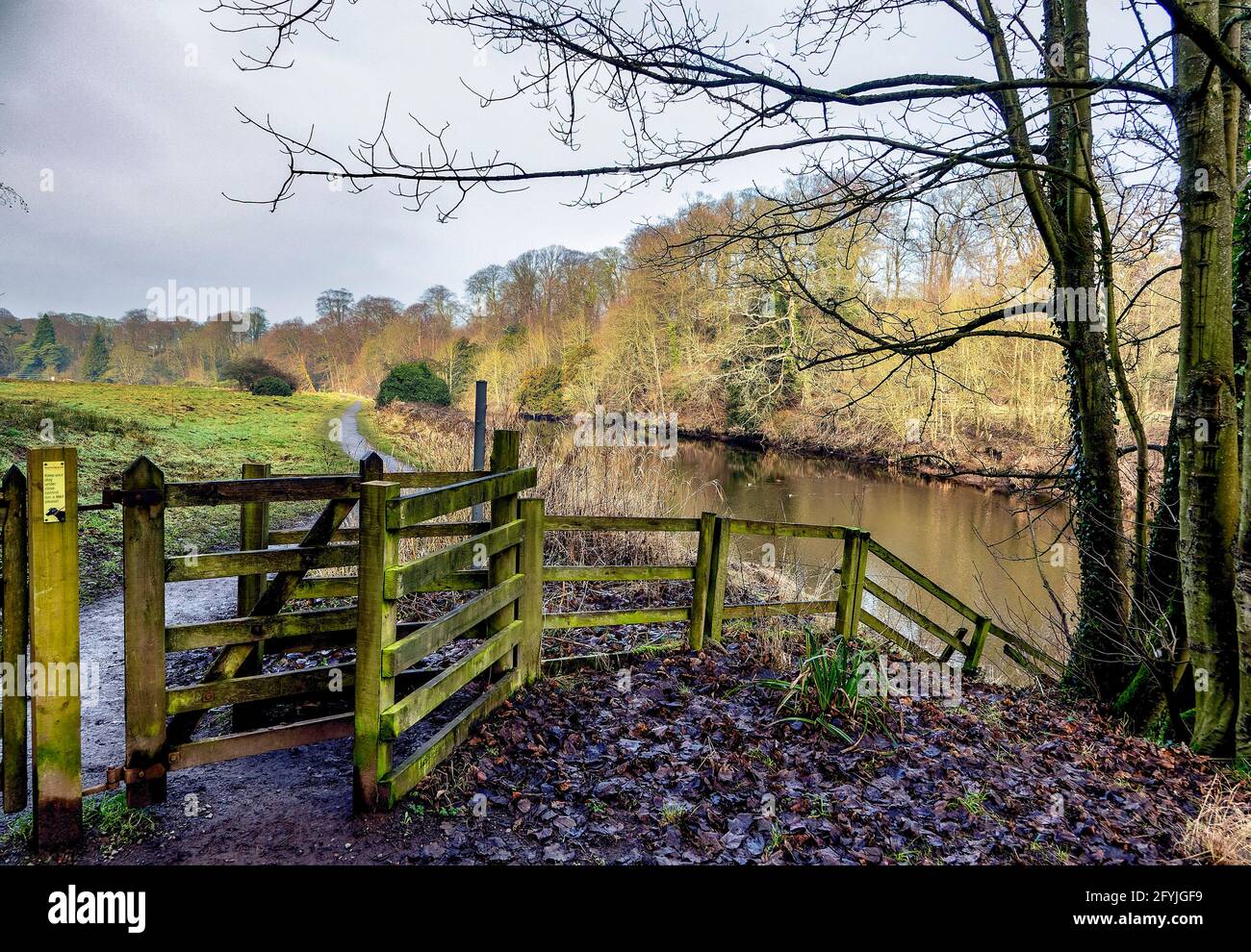 Porta che conduce al fiume passeggiata lungo le rive del fiume Coquet a Warkworth, Northumberland Foto Stock