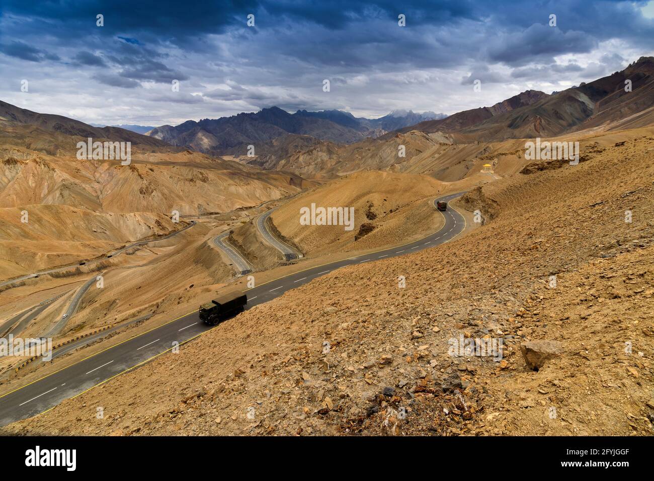 Vista aerea della strada a zigzag - conosciuta come strada jilabi al vecchio percorso di Leh Srinagar Highway, Ladakh, Jammu e Kashmir, India Foto Stock