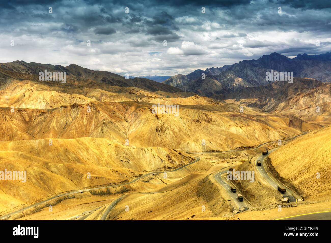 Vista aerea della strada a zigzag - conosciuta come strada jilabi al vecchio percorso di Leh Srinagar Highway, Ladakh, Jammu e Kashmir, India Foto Stock