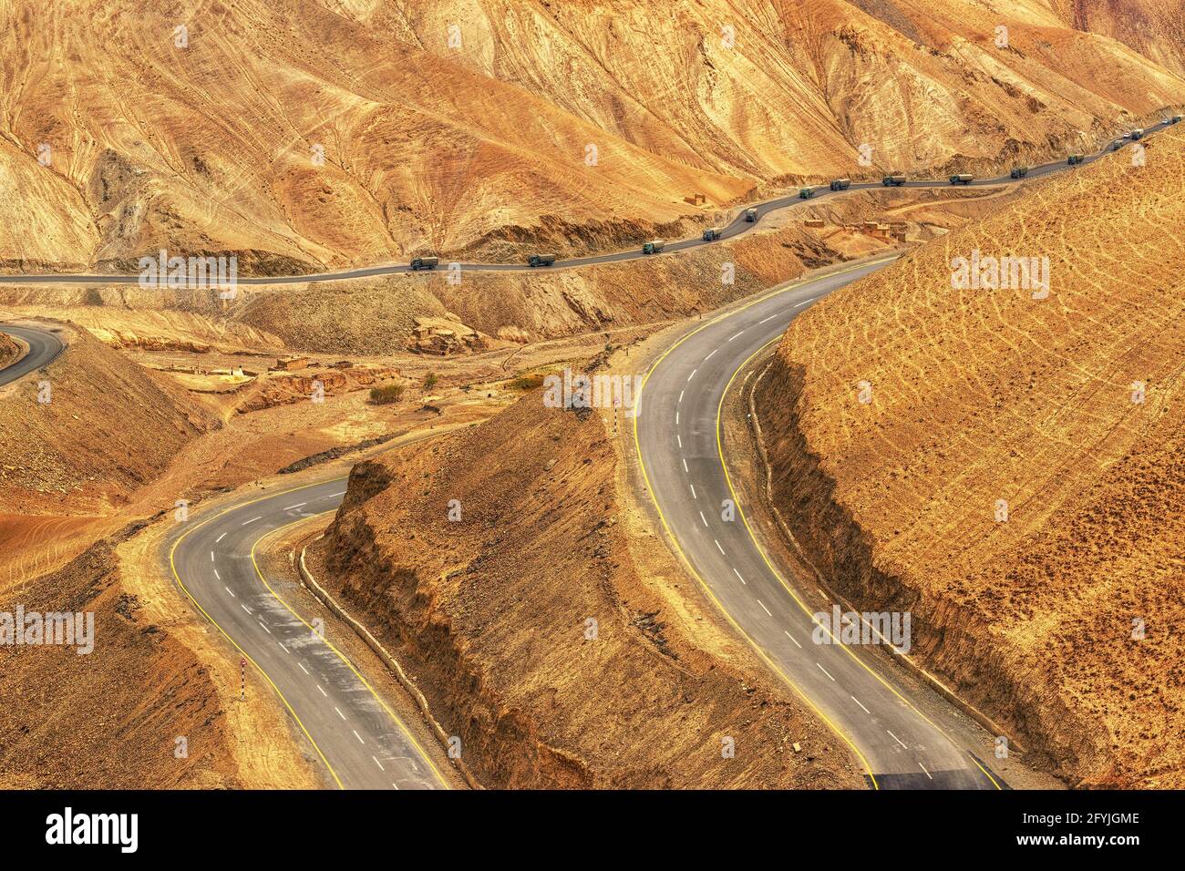 Vista aerea della strada a zigzag - conosciuta come strada jilabi al vecchio percorso di Leh Srinagar Highway, Ladakh, Jammu e Kashmir, India Foto Stock