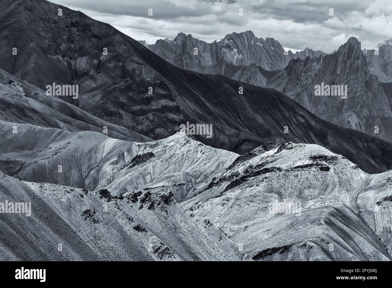 Belle rocce bianche e nere di Moonland, paesaggio Leh, Jammu Kashmir, India. Il Moonland, la montagna Himalayana, è famosa per l'aspetto della luna. Foto Stock