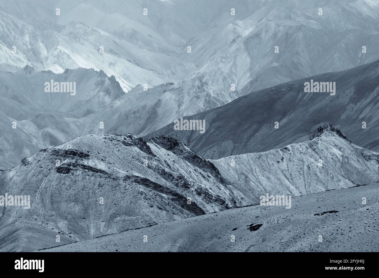 Belle rocce bianche e nere di Moonland, paesaggio Leh, Jammu Kashmir, India. Il Moonland, parte del monte Himalayano, è famoso per la formazione rocciosa. Foto Stock