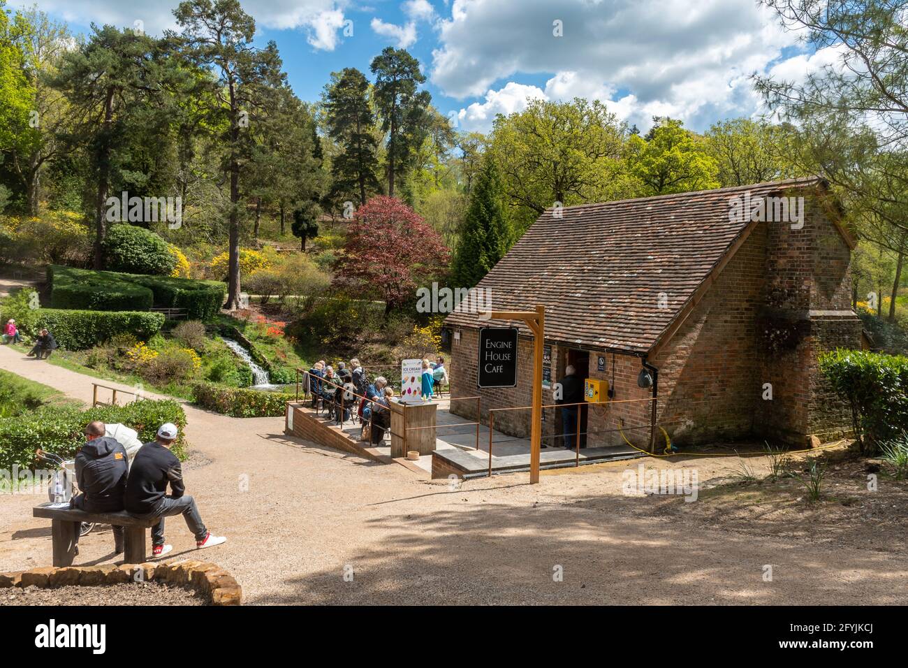Leonardslee Gardens a West Sussex, Inghilterra, Regno Unito, durante maggio o primavera, con visitatori al Engine House Cafe Foto Stock