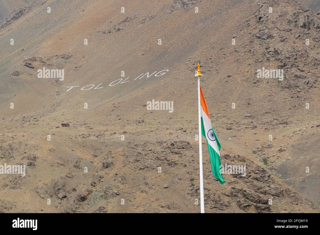 La bandiera nazionale indiana sta sventolando nella parte inferiore del monte Tololing, ricordando la guerra di kargil del 1999, quando l'esercito indiano ha vinto e combattuto l'esercito pakistano fuori Foto Stock