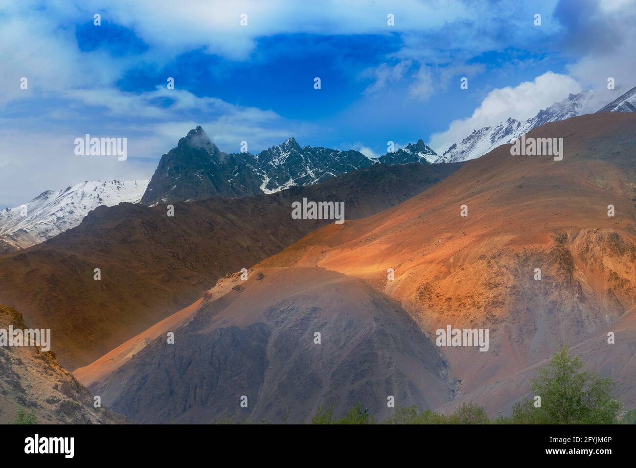 Himalayan montagna Tiger collina o punto Tiger, zona di guerra di Kargil  guerra 1999, operazione Vijay, combattuto tra Pakistan e India. L'India ha  vinto lo storico Foto stock - Alamy
