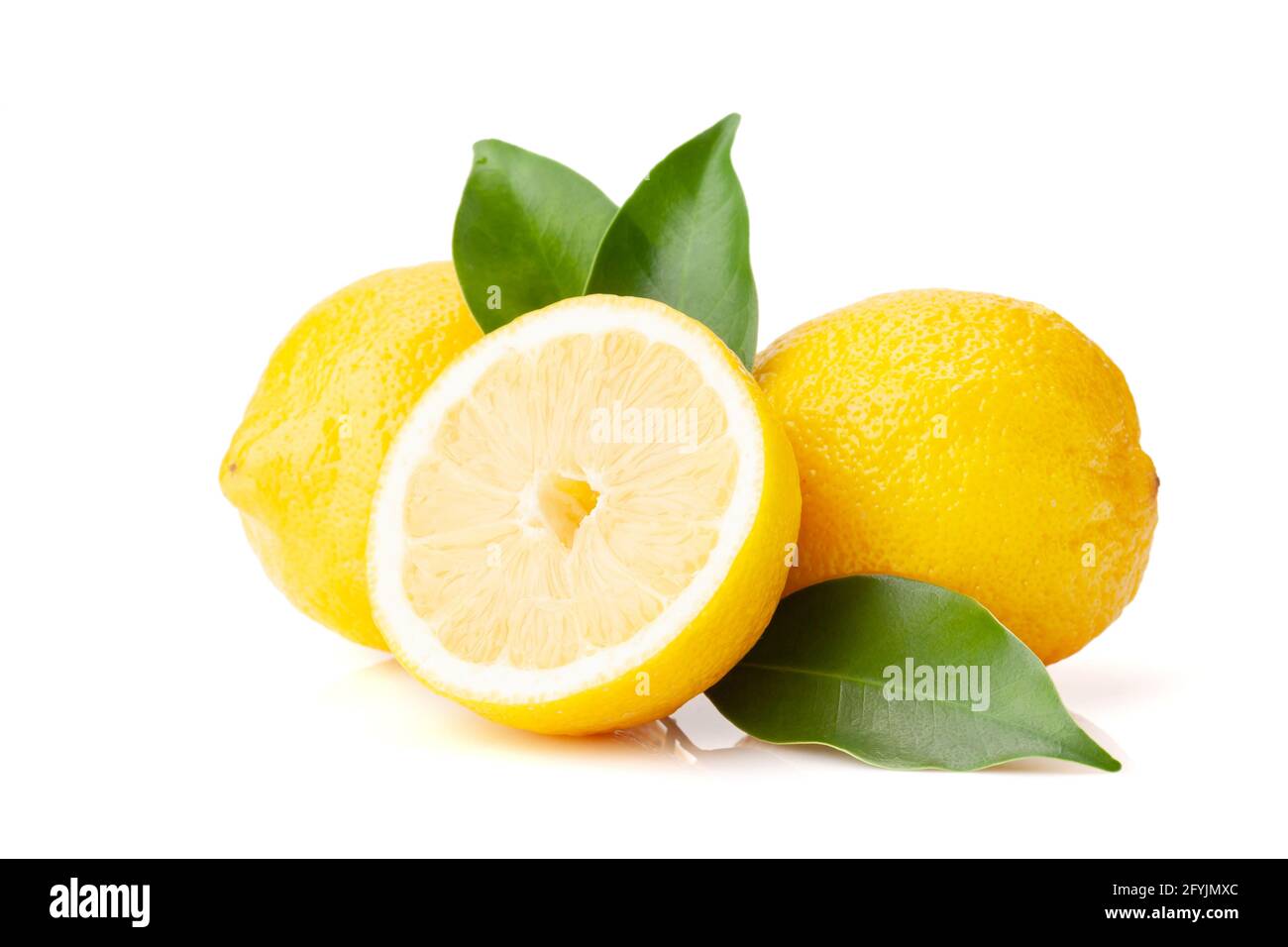 Agrumi freschi al limone. Isolato su sfondo bianco Foto Stock