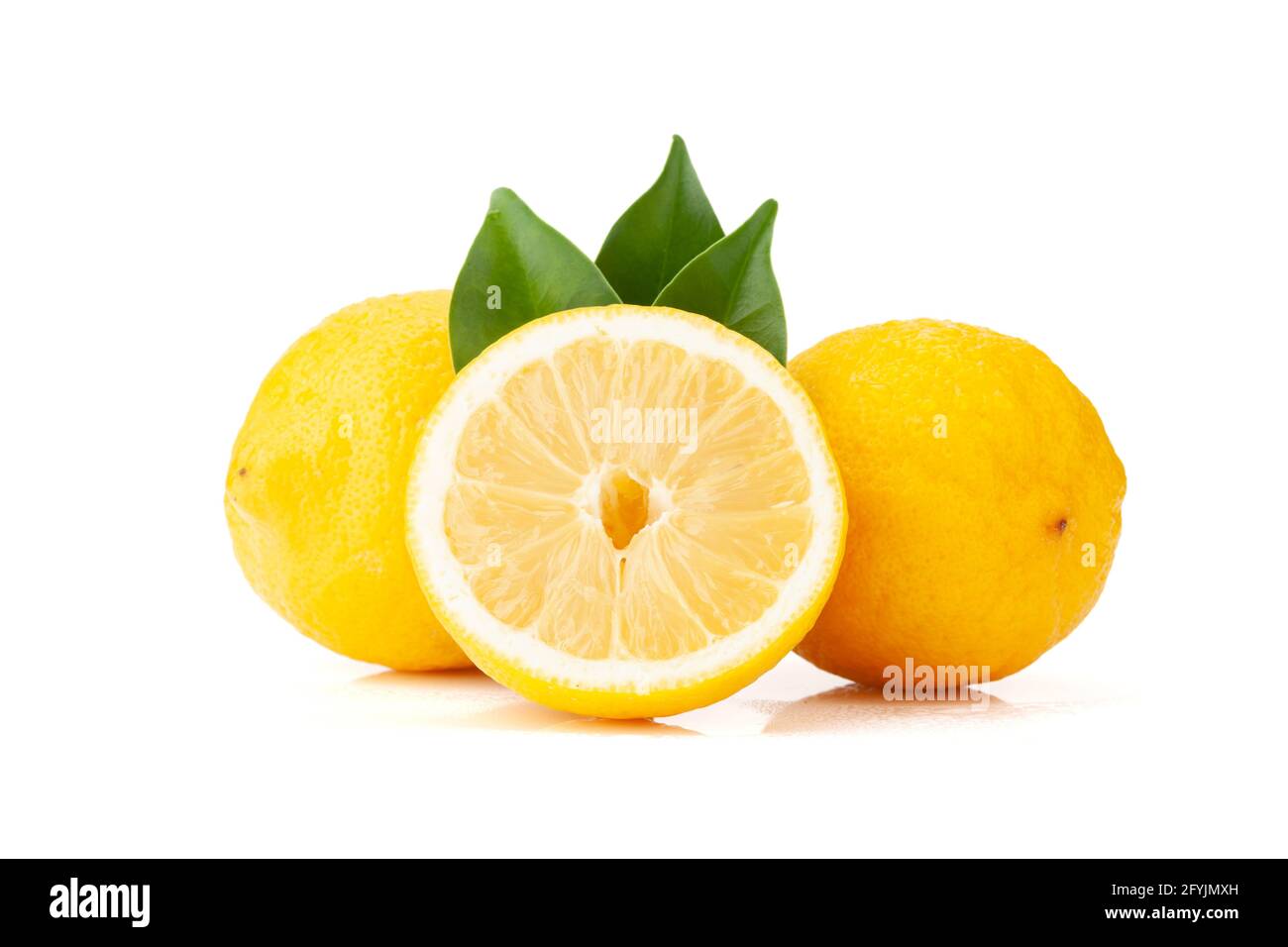 Agrumi freschi al limone. Isolato su sfondo bianco Foto Stock