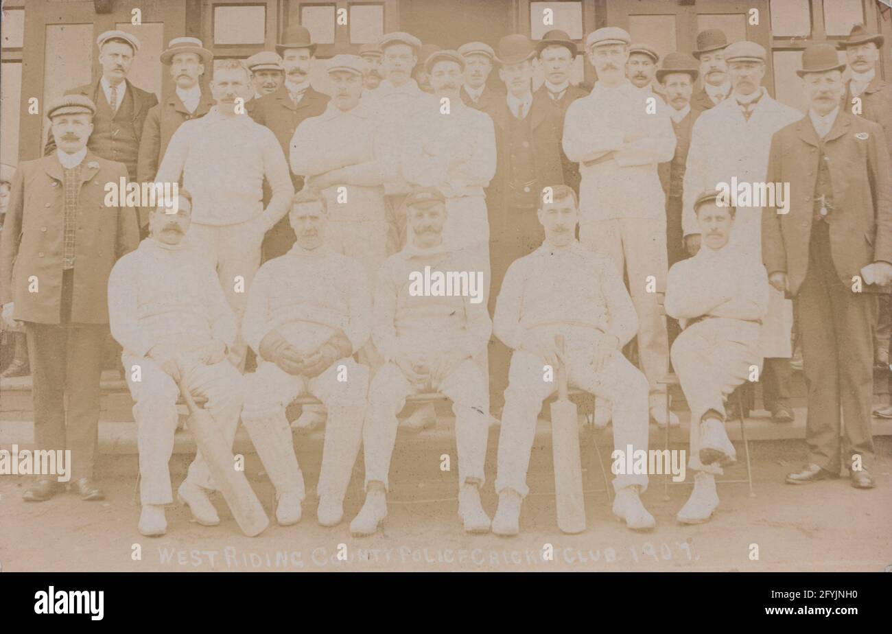 Gruppo di giocatori di cricket maschili del West Riding County Police Cricket Club nel 1907 Foto Stock