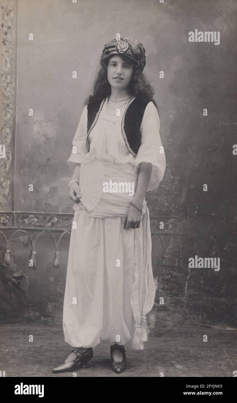 Cartolina fotografica d'epoca che mostra una ragazza vestita con un costume turco Foto Stock