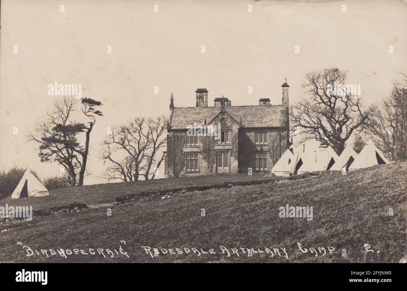 Cartolina fotografica Vintage 1914 con il campo di artiglieria di 'Birdhopecraig' Redesdale, Northumberland, Inghilterra. Tende accoventate sulla collina. Foto Stock