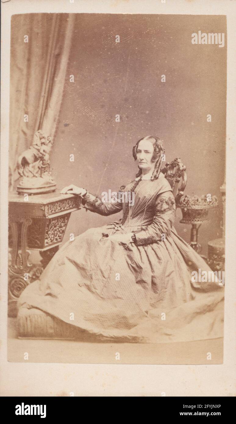 Victorian Brighton, Sussex CDV (carte De Visite) che mostra una signora seduta Foto Stock