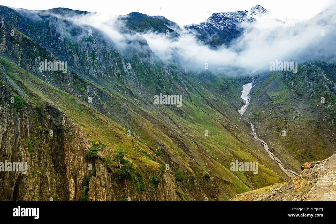 Un fiume ghiacciato al Passo Zojila, un passo di alta montagna tra Srinagar e Leh a 11575 piedi, 9 km di lunghezza. La più alta Indian National Highway. Foto Stock