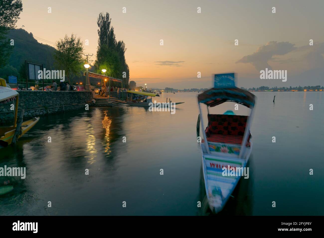 Srinagar, Jammu e Kashmir, India - 31 agosto 2014 : UNA casa galleggiante galleggia sull'acqua dopo il tramonto nel lago dal, Srinagar, Jammu e Kashmir, in Foto Stock