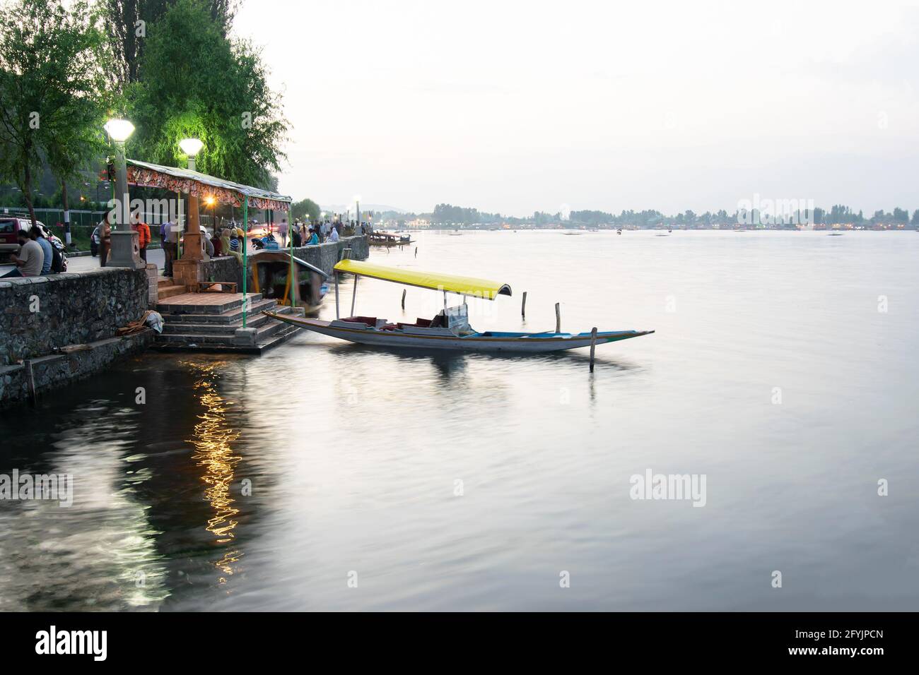 Shree Nagar, Jammu e Kashmir, India- 31 Agosto 2014 : Vista del bellissimo lago dal, case galleggianti sull'acqua con il cielo serale sullo sfondo. R Foto Stock