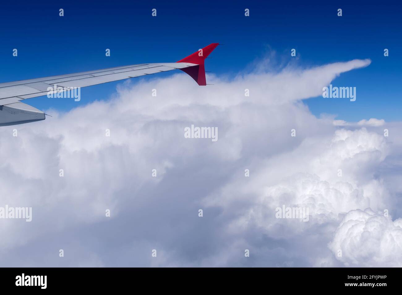 Cielo blu con nuvole bianche primo piano - scatto preso da aereo, stock image, Ladkah, Jammu e Kashmir, India Foto Stock