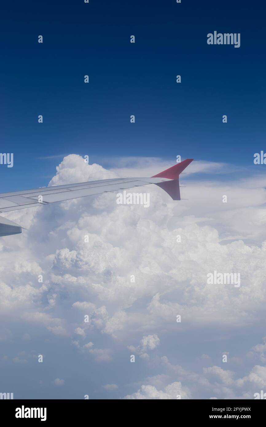 Cielo blu con nuvole bianche primo piano - scatto preso da aereo, stock image, Ladkah, Jammu e Kashmir, India. Immagine verticale. Foto Stock
