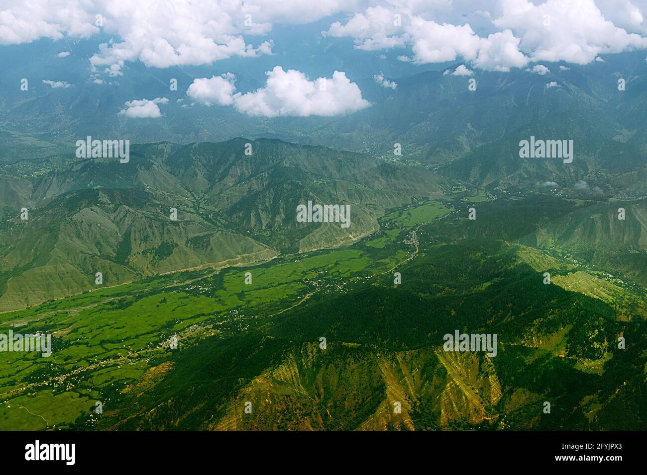 Vista aerea di Leh Ladakh, paesaggio verde con cime di montagna e fiume Indus che scorre sotto, cielo con le nuvole sullo sfondo, Ladakh, Jammu e Kash Foto Stock