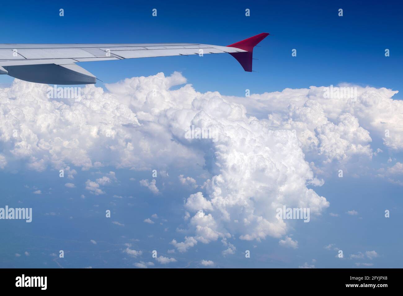 Cielo blu con nuvole bianche primo piano - scatto preso da aereo, stock image, Ladkah, Jammu e Kashmir, India Foto Stock