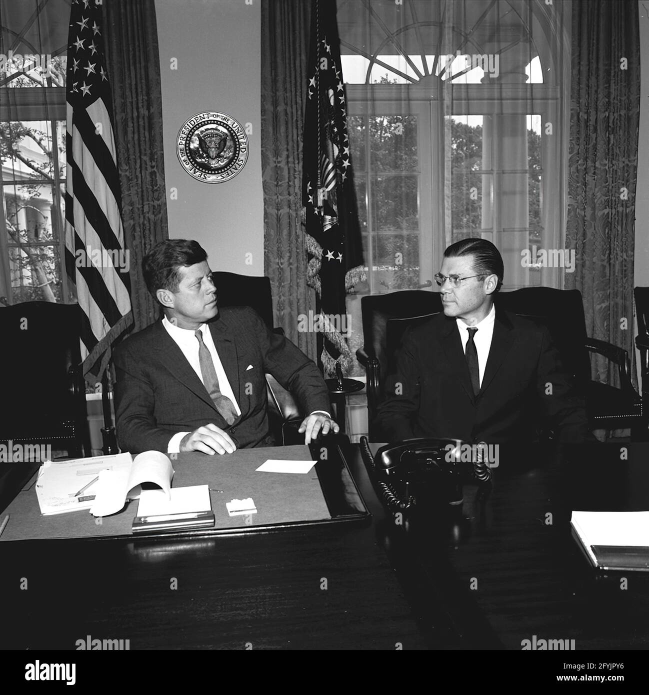 19 giugno 1962 il presidente John F. Kennedy incontra il segretario alla Difesa Robert McNamara (destra). Sala armadio, Casa Bianca, Washington, D.C. Foto Stock