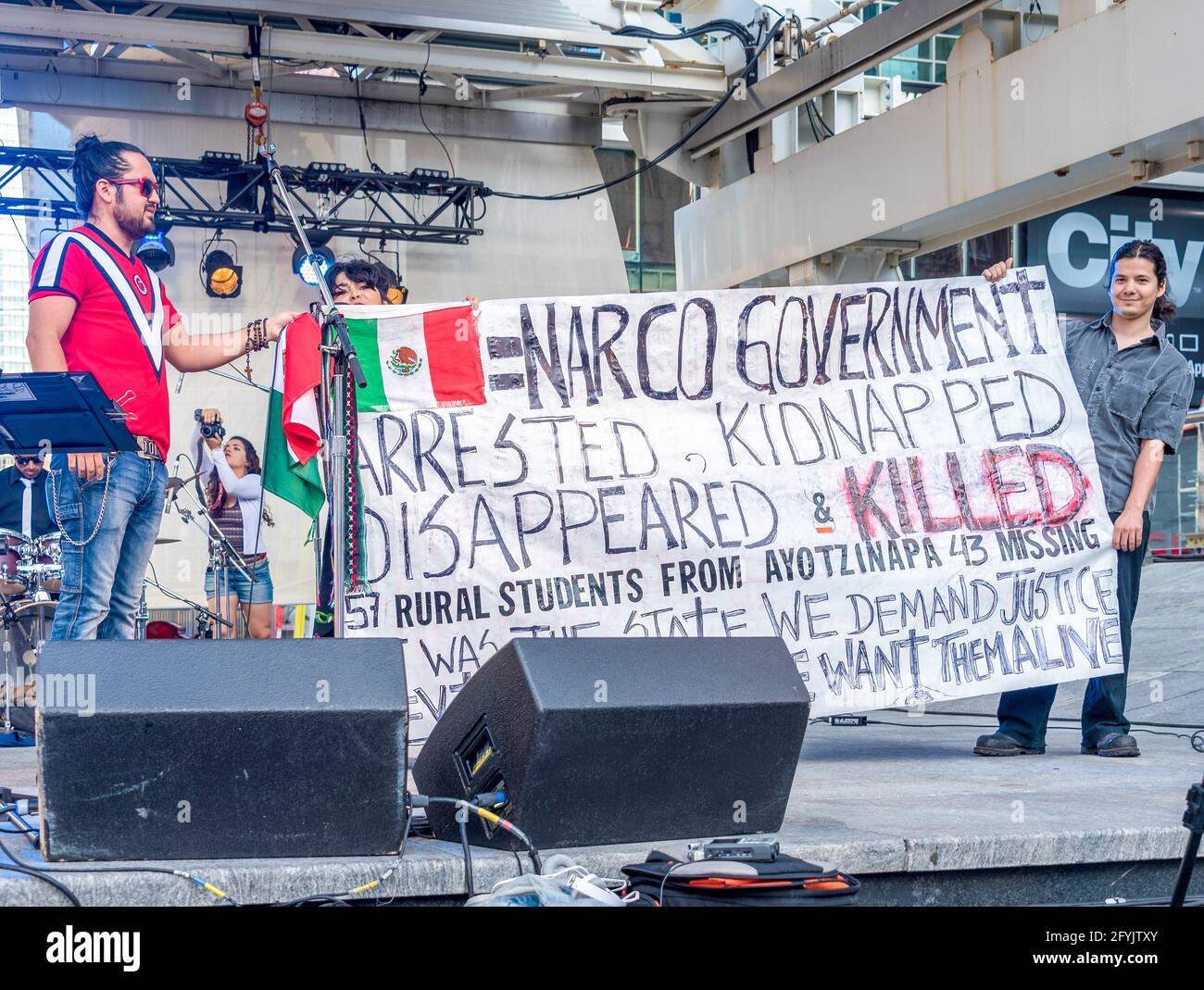 Saul Torres e il suo gruppo protestano per la scomparsa di 43 studenti messicani. MexFest a Yonge-Dundas Square, Toronto, Canada. L'anno 2015 Foto Stock