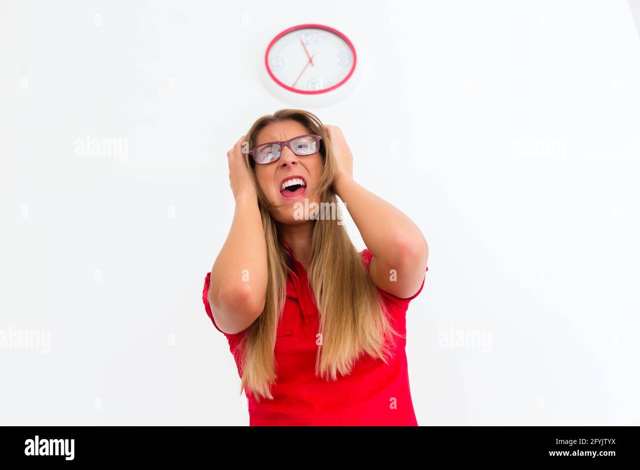 Jung donna fuori dal tempo che ha bruciato di fronte di orologio non può rispettare la scadenza Foto Stock