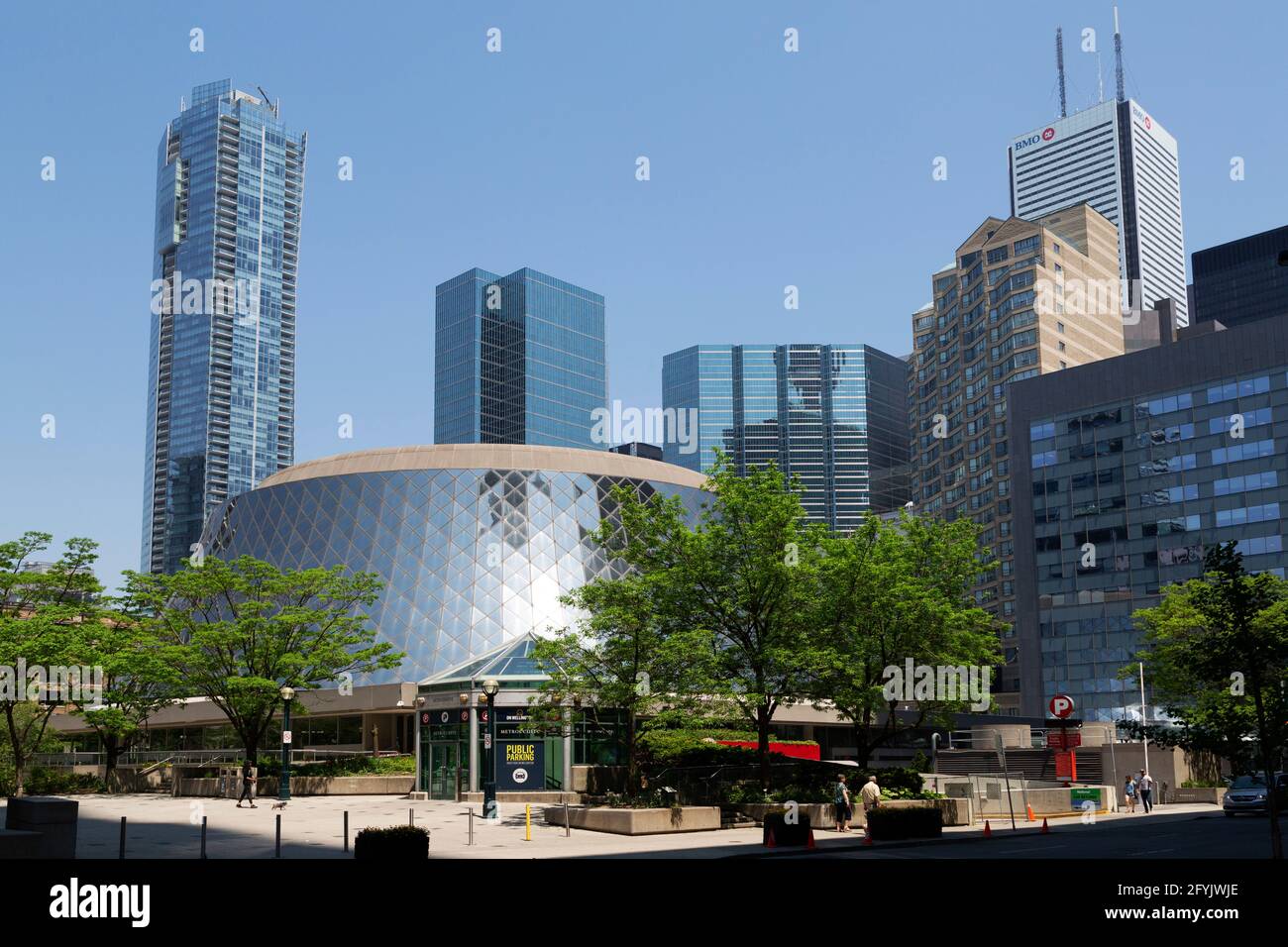 Roy Thomson Hall nel centro di Toronto in Ontario, Canada. La sala concerti si trova in piazza David Pecaut. Foto Stock