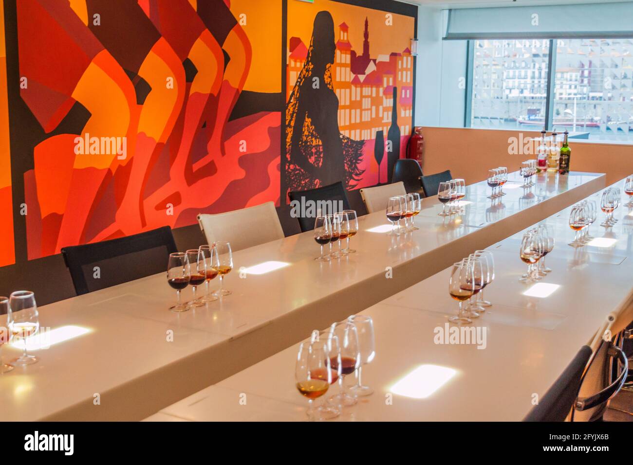 VILA NOVA DE GAIA, PORTOGALLO - 18 OTTOBRE 2017: Sala di degustazione presso la cantina Espaco Porto Cruz di Vila Nova de Gaia vicino Porto. Foto Stock