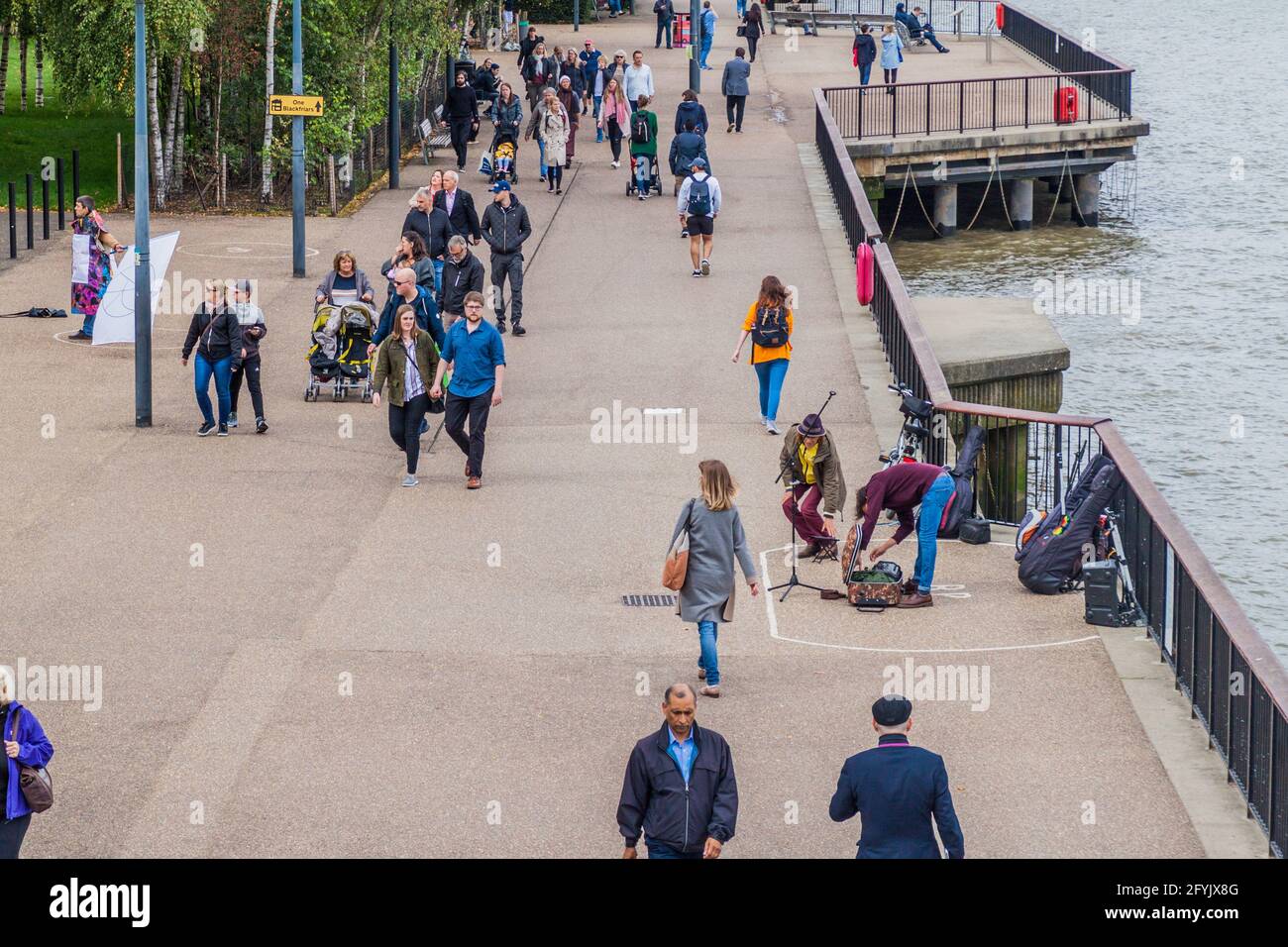 LONDRA, REGNO UNITO - 4 OTTOBRE 2017: Le persone camminano lungo il fiume Tamigi a Londra. Foto Stock