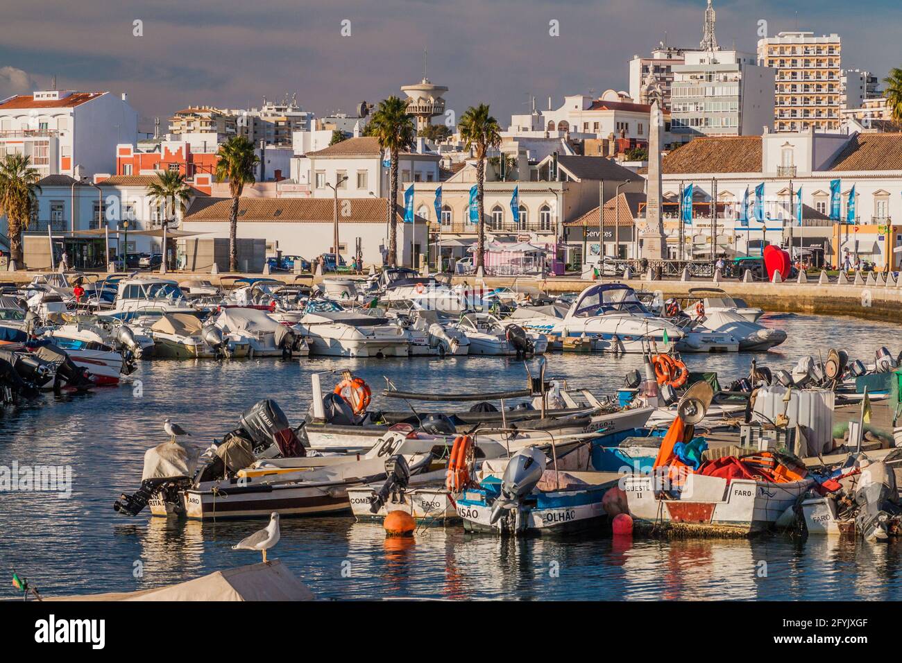 FARO, PORTOGALLO - 5 OTTOBRE 2017: Barche a Faro Marina, Portogallo. Foto Stock