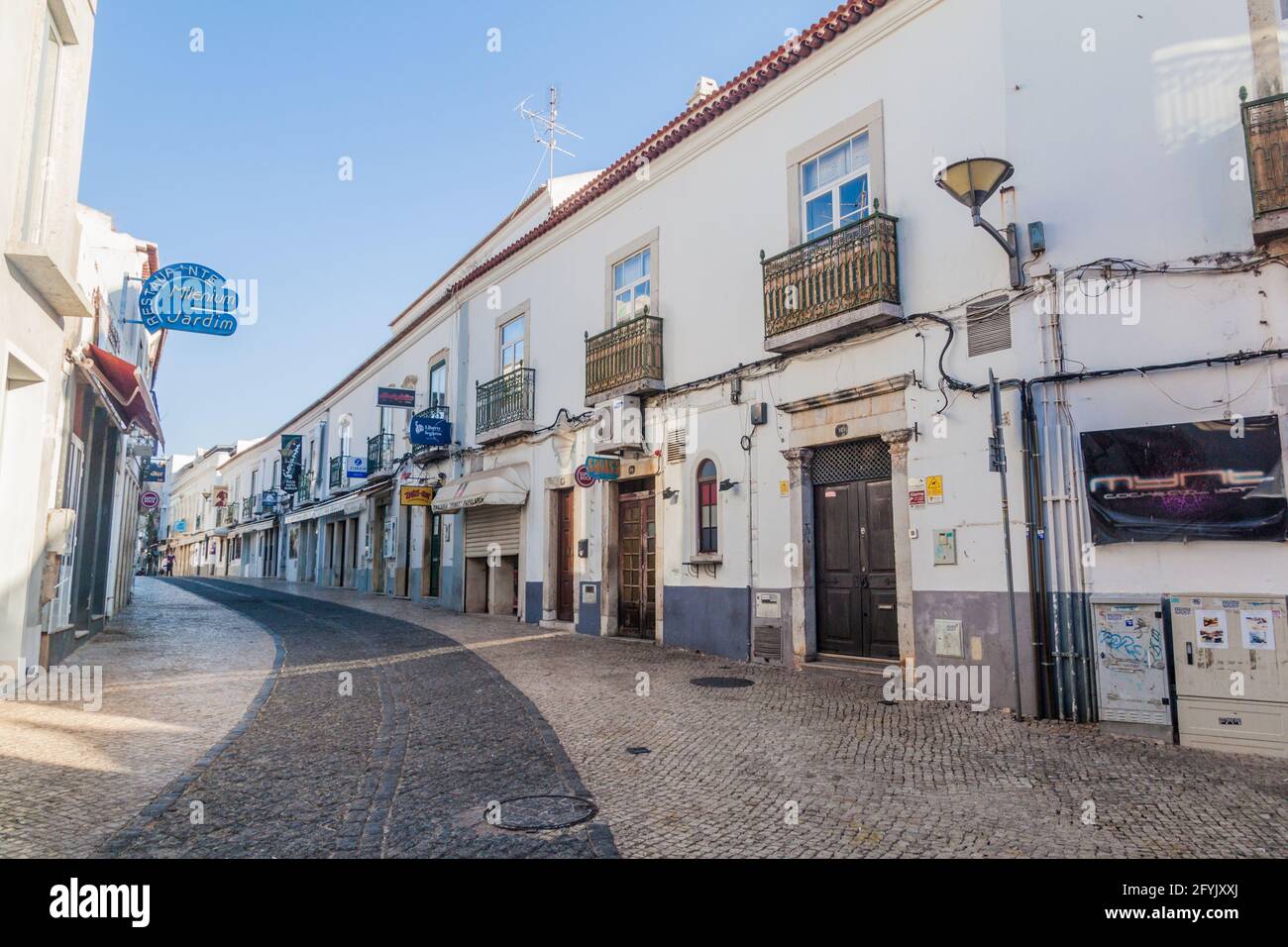 LAGOS, PORTOGALLO - 8 OTTOBRE 2017: Vista di una strada nel centro storico di Lagos, Portogallo. Foto Stock