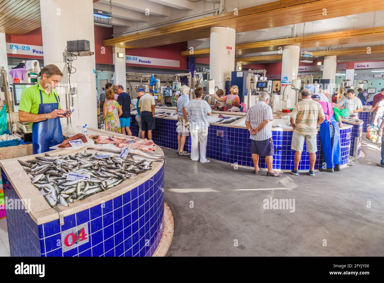 LAGOS, PORTOGALLO - 6 OTTOBRE 2017: Bancarelle di pesce nel mercato Municipale di Mercado a Lagos, Portogallo. Foto Stock